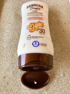 Hawaiian-Tropic-Silk-Hydration-Protective-Sonnencreme-geöfnnet-von-oben