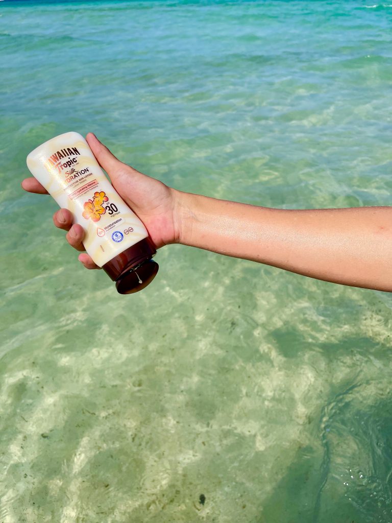 Hawaiian-Tropic-Silk-Hydration-Protective-Sonnencreme-vollständig-verrieben