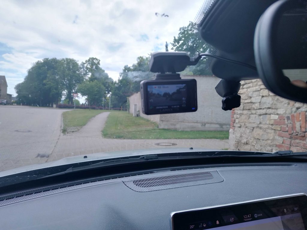 LAMAX T10 Dashcam im Auto montiert