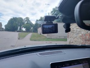 LAMAX T10 Dashcam im Auto montiert
