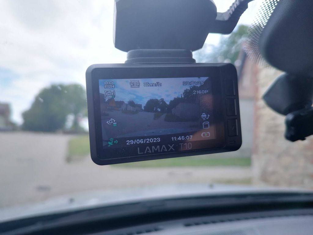 LAMAX T10 Dashcam im Auto montiert (nah)