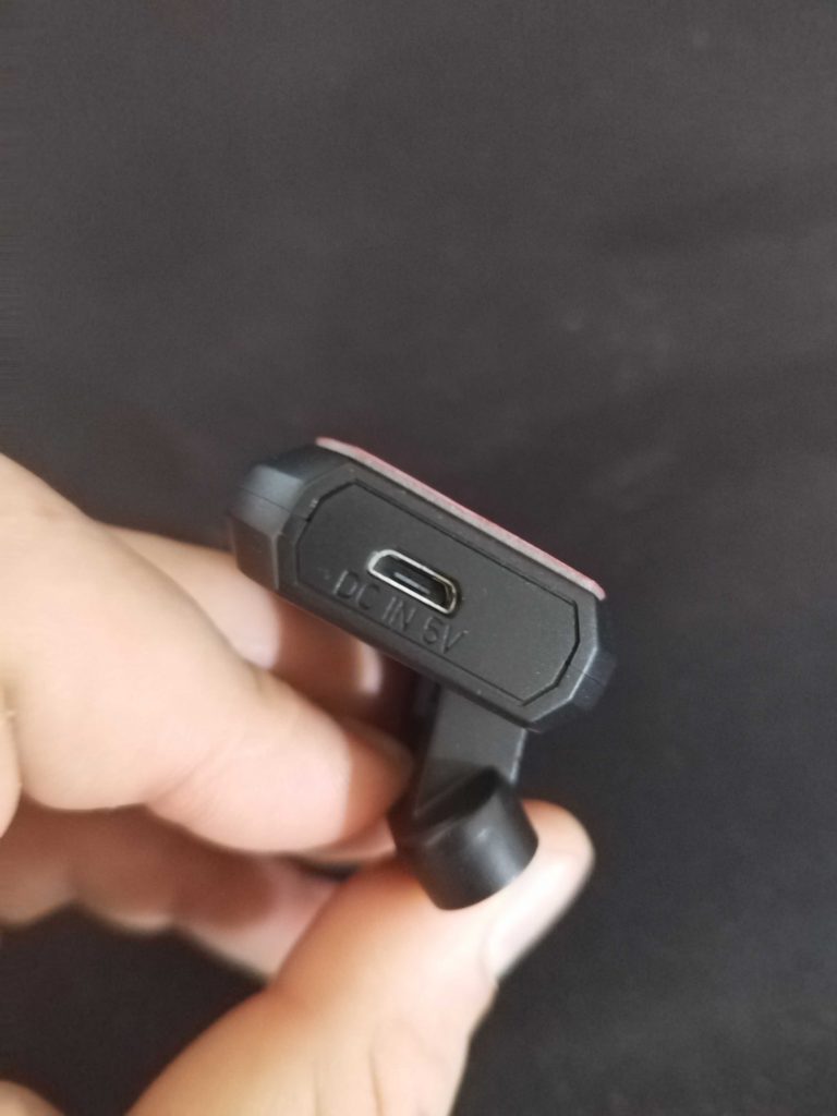 Micro-USB-Anschluss der Dashcam-Halterung
