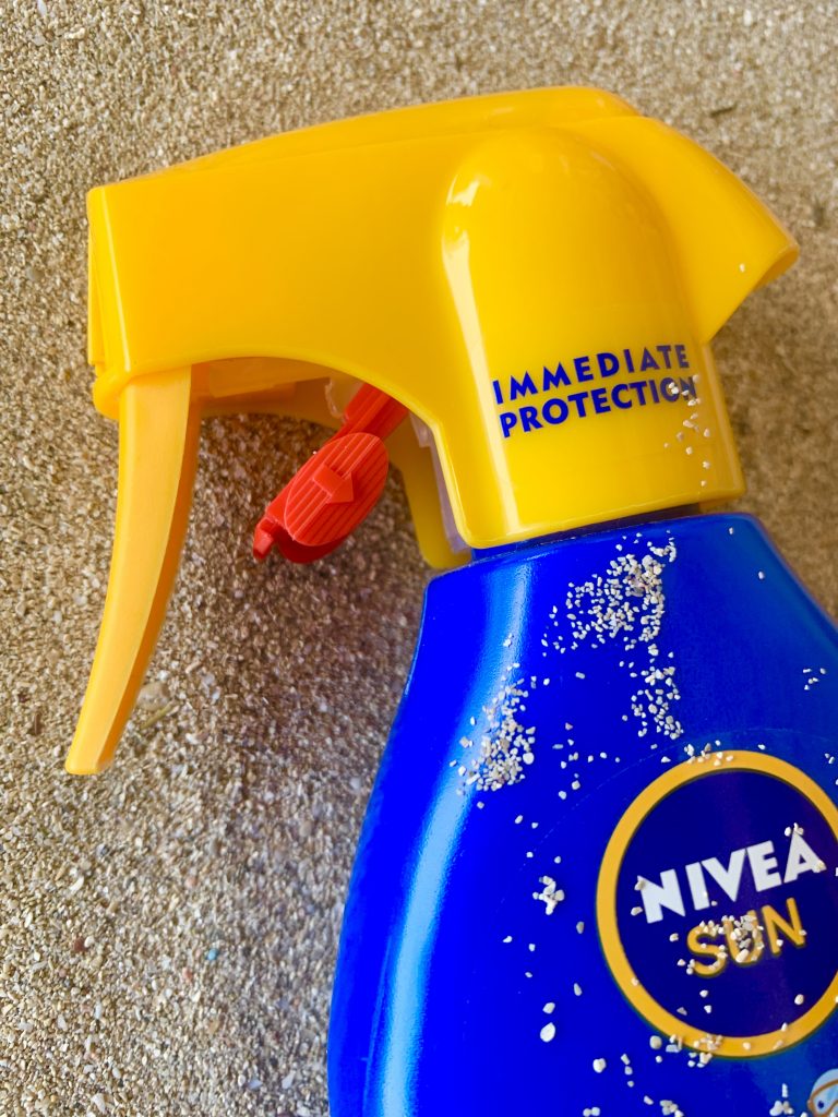 NIVEA SUN Kids Schutz und Pflege Sonnenspray Verschluss offen Nahansicht