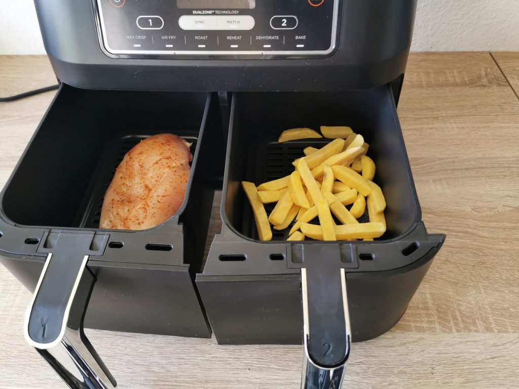 Ninja Foodie Dual Heißluftfritteuse Hähnchen und Pommes