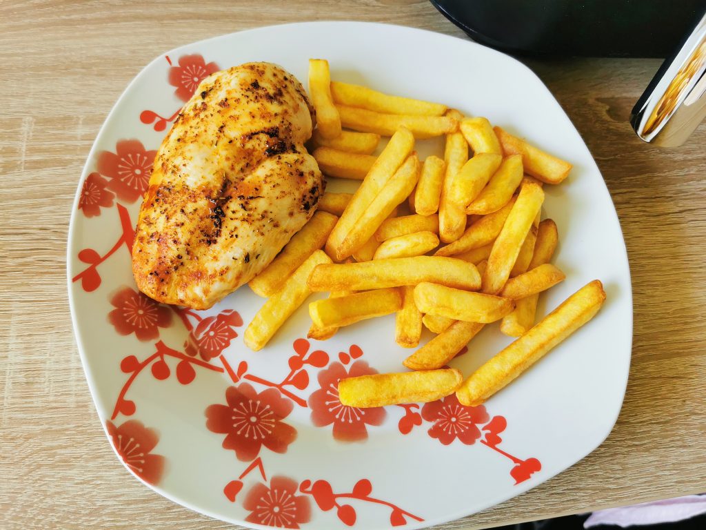 Ninja Foodie Dual Heißluftfritteuse Pommes und Hähnchen Detail