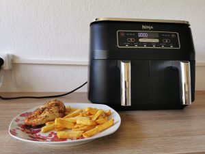 Ninja Foodie Dual Heißluftfritteuse Pommes und Hähnchen fertig
