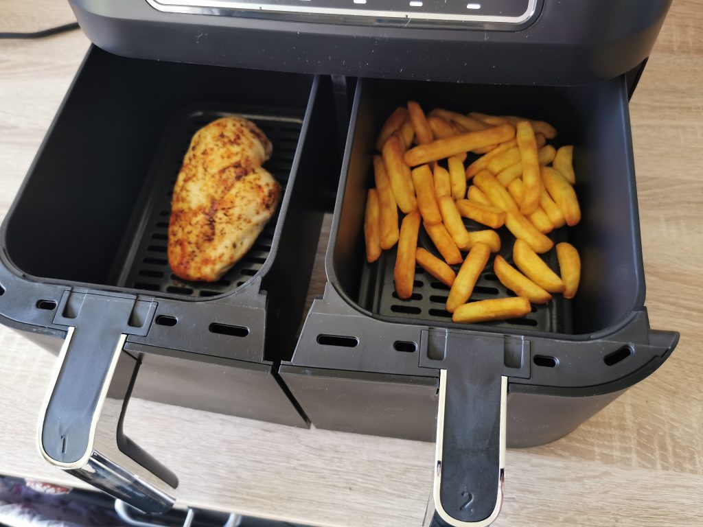Ninja Foodie Dual Heißluftfritteuse Pommes und Hähnchen gegart