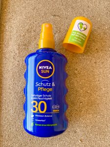 Nivea-Sun-Schutz-Pflege-Sonnencreme-geöffnete-Flasche