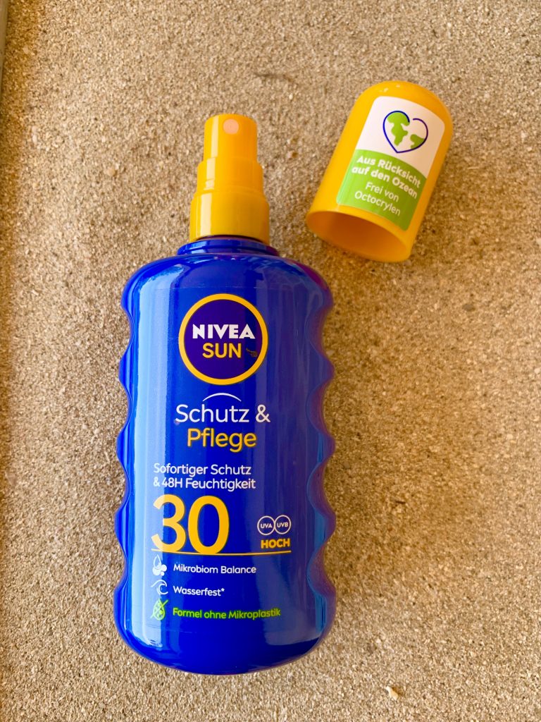 Nivea-Sun-Schutz-Pflege-Sonnencreme-geöffnete-Flasche