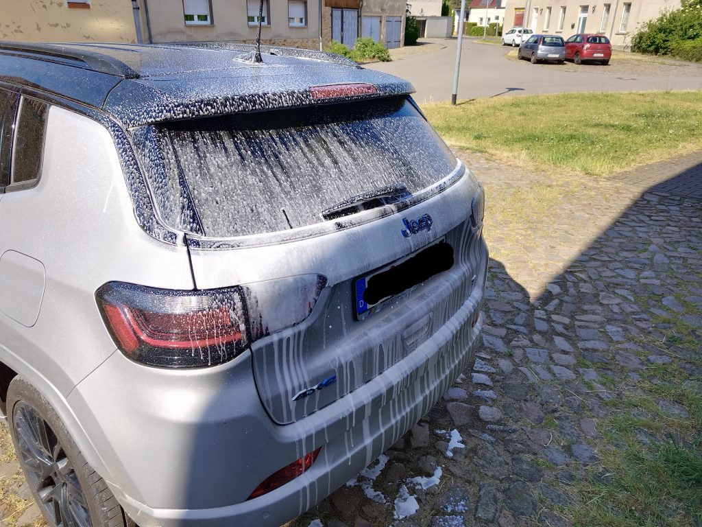 Reinigungsschaum auf Heckscheibe