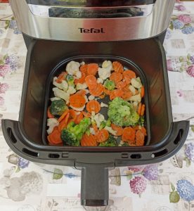 Tefal EY505D Easy Fry & Grill Heißluftfritteuse Gemüse roh