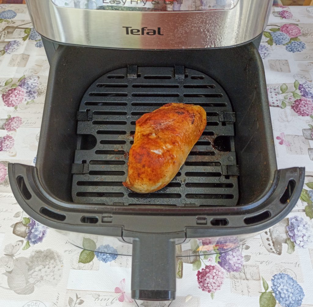 Tefal EY505D Easy Fry & Grill Heißluftfritteuse Hähnchenbrust gegart