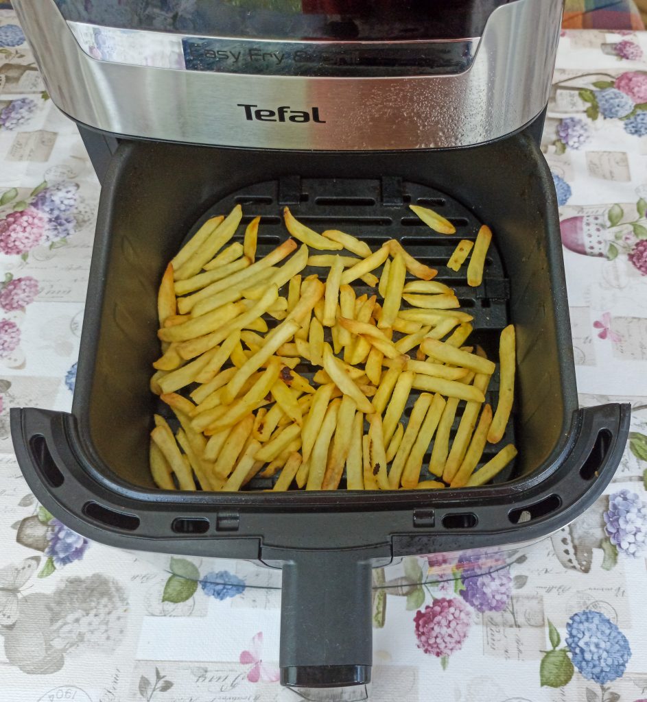 Tefal EY505D Easy Fry & Grill Heißluftfritteuse Pommes fertig