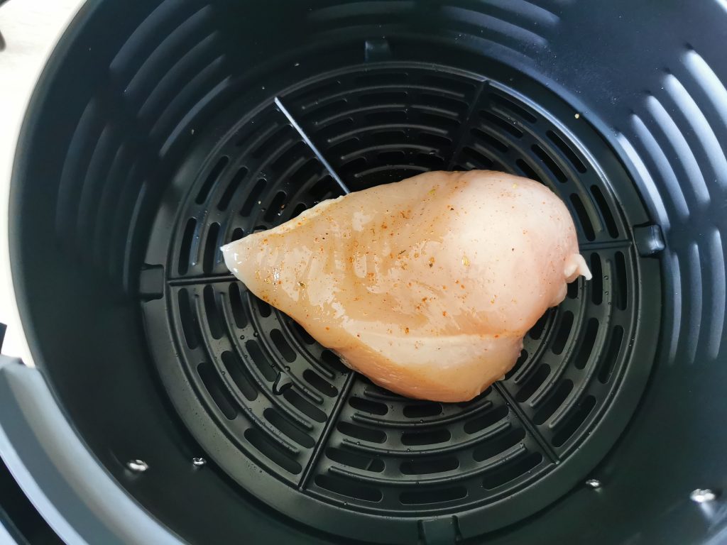 Venga Heißluftfritteuse Hähnchenbrust im Garkorb