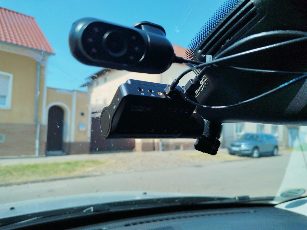 Viofo A139 Pro Dashcam im Auto montiert