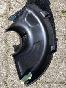 Black+Decker ST182320 Akku-Rasentrimmer Schutzhabe von unten