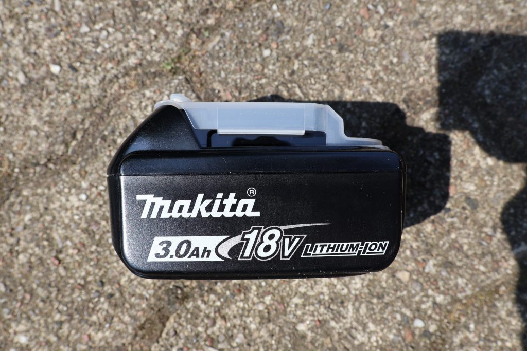 Makita DUR181RF Akku-Rasentrimmer Akku seitlich