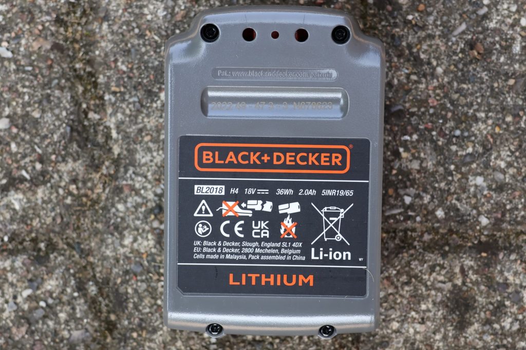 Black+Decker ST182320 Akku-Rasentrimmer Akku Rückseite