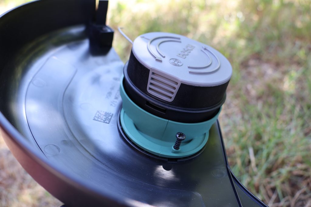 Bosch UniversalGrassCut 18-260 Akku-Rasentrimmer Fadenspule Seitenansicht