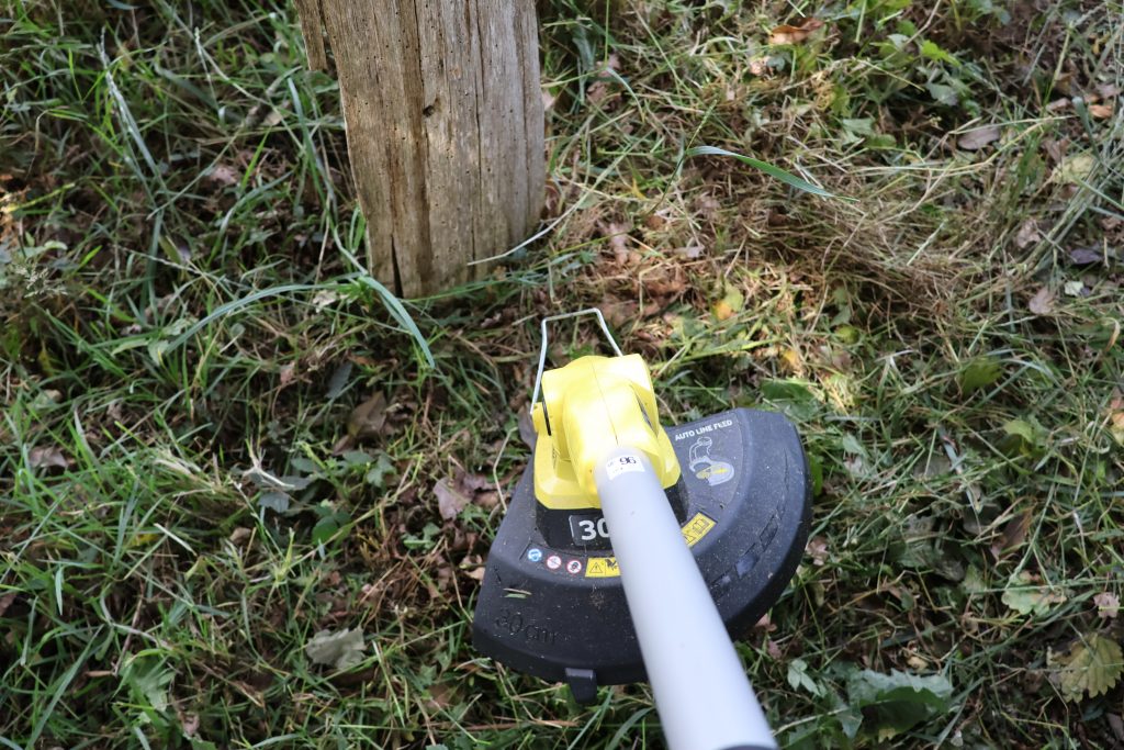 Kärcher LTR 18-30 Akku-Rasentrimmer im Einsatz