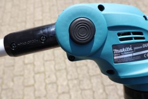 Makita DUR181RF Akku-Rasentrimmer Kopf verstellen