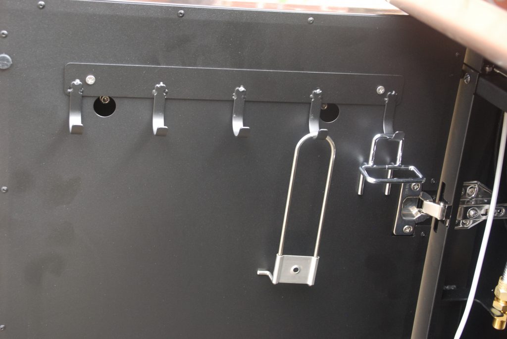 Outdoorchef Dualchef 425 G BZ Gasgrill Haken in der Tür