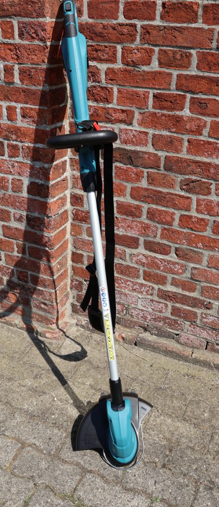 Makita DUR181RF Akku-Rasentrimmer in Gänze