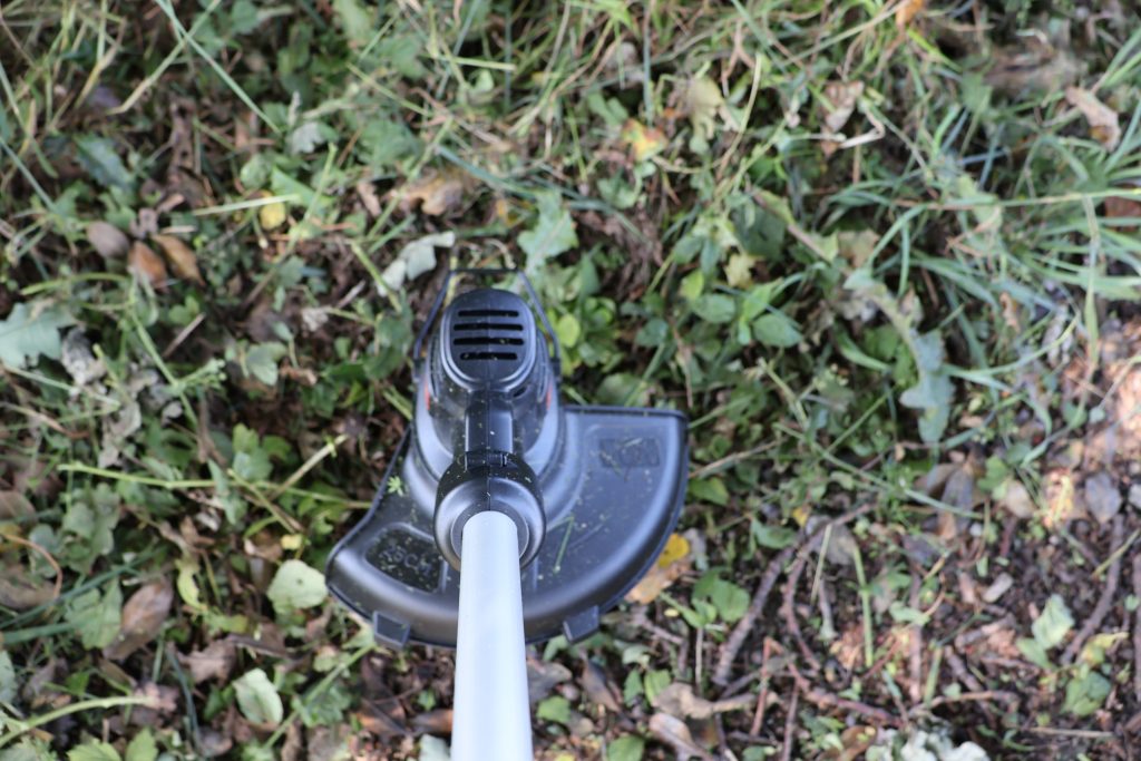 Black+Decker ST182320 Akku-Rasentrimmer im Einsatz