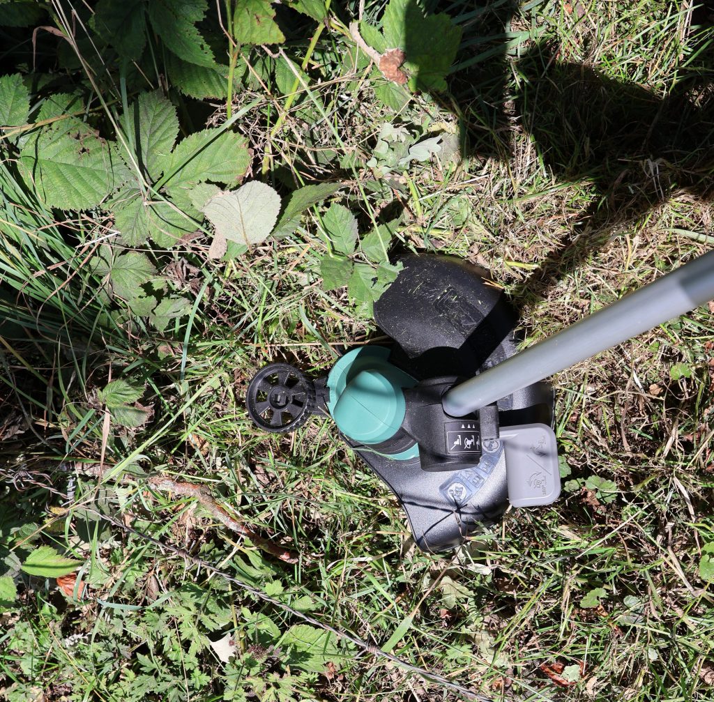 Bosch UniversalGrassCut 18-260 Akku-Rasentrimmer im Einsatz