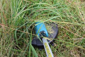 Makita DUR181RF Akku-Rasentrimmer im Einsatz 2