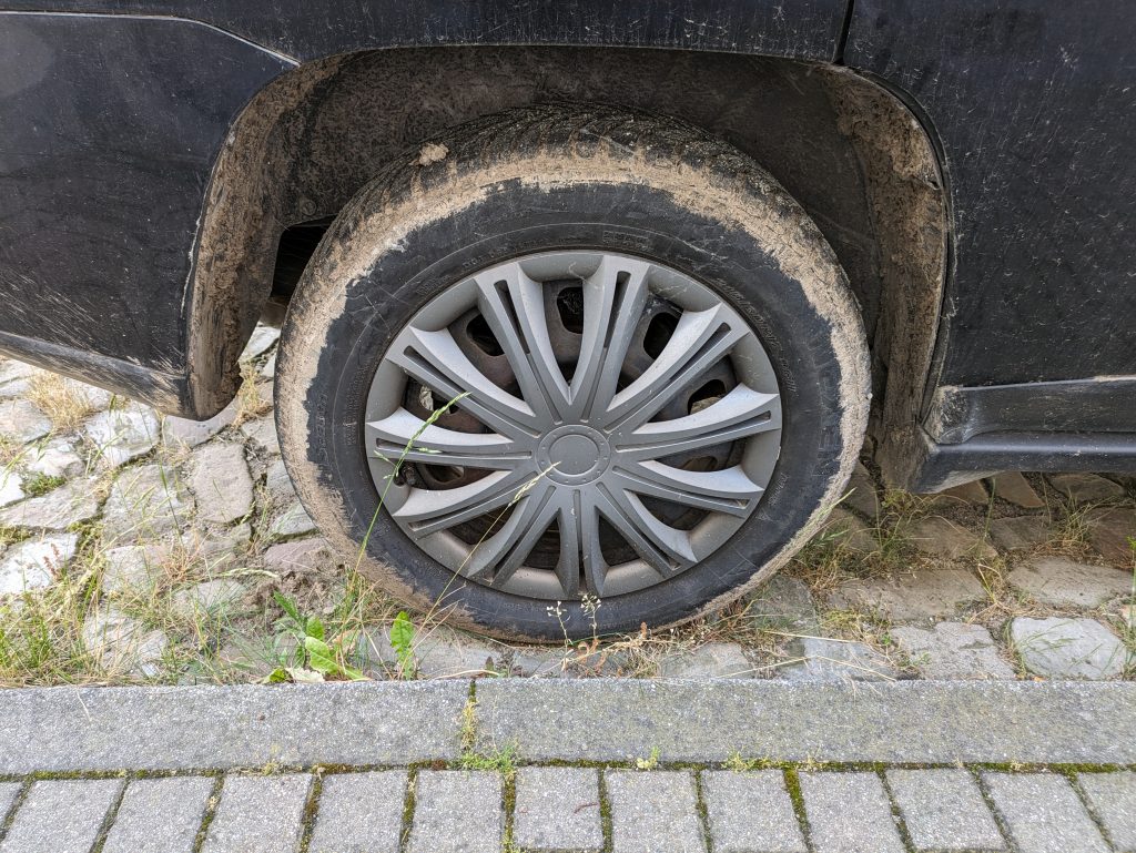 AGT Professional ZX 7340 675 Hochdruckreiniger Reifen vor der Reinigung