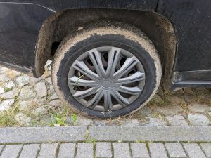 AGT Professional ZX 7340 675 Hochdruckreiniger Reifen vor der Reinigung