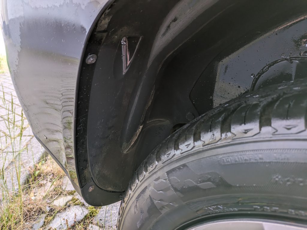 AGT Professional ZX 7340 675 Hochdruckreiniger hinterer Radkasten nach der Reinigung