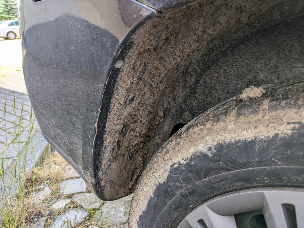 AGT Professional ZX 7340 675 Hochdruckreiniger hinterer Radkasten vor der Reinigung