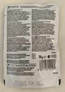Almo Nature Daily mit Huhn und Lachs Katzenfutter Beutel von hinten mit Inhaltsstoffen