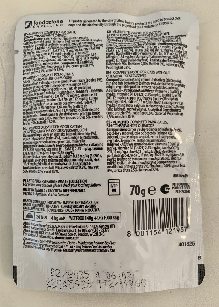 Almo Nature Daily mit Huhn und Lachs Katzenfutter Beutel von hinten mit Inhaltsstoffen