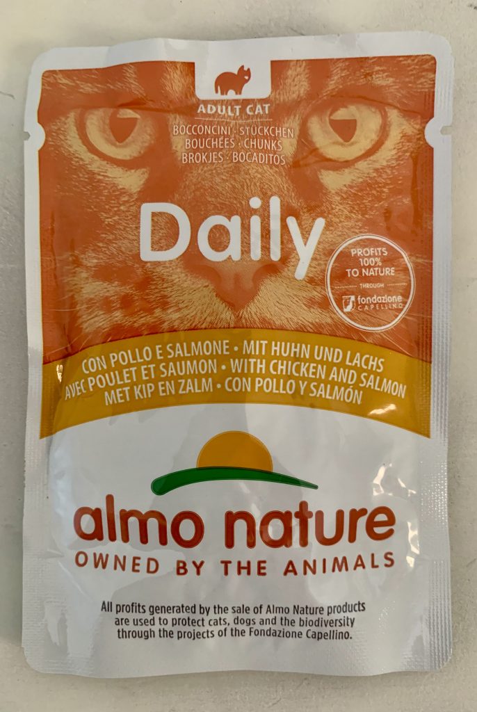 Almo Nature Daily mit Huhn und Lachs Katzenfutter Beutel von vorne
