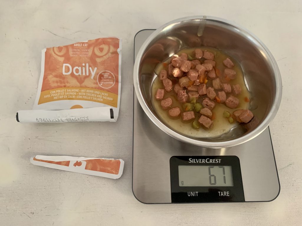 Almo Nature Daily mit Huhn und Lachs Katzenfutter Gewicht des Inhalts ohne Verpackung