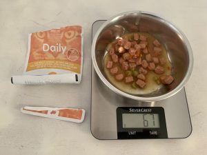 Almo Nature Daily mit Huhn und Lachs Katzenfutter Gewicht des Inhalts ohne Verpackung