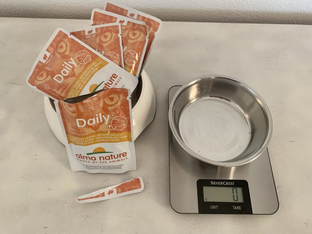 Almo Nature Daily mit Huhn und Lachs Katzenfutter geöffnete Verpackung