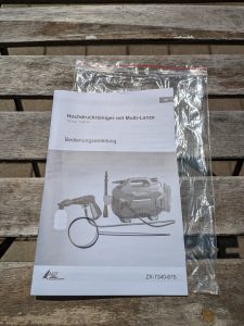 Ausgepackte Bedienungsanleitung des AGT Professional ZX 7340 675 Hochdruckreinigers mit Reinigungsnadel