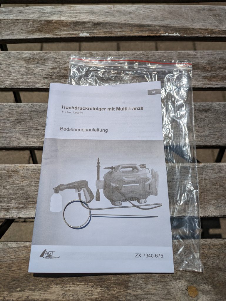 Ausgepackte Bedienungsanleitung des AGT Professional ZX 7340 675 Hochdruckreinigers mit Reinigungsnadel