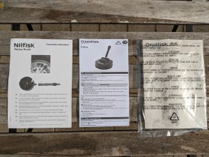 Bedienungsanleitung des Nilfisk E 145.4-9 X-TRA PAD Hochdruckreinigers und den Bürsten