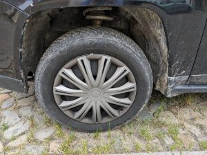 Black + Decker BXPW 1600PE Hochdruckreiniger Reifen vor der Reinigung