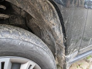 Black + Decker BXPW 1600PE Hochdruckreiniger hinterer Radkasten vor der Reinigung