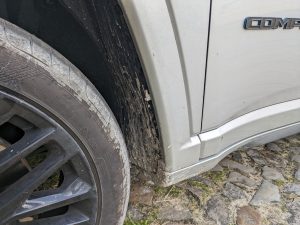 Bosch AdvancedAquatak 160 Hochdruckreinigers hinterer Radkasten vor der Reinigung