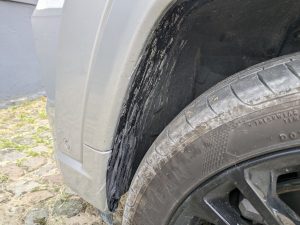 Bosch AdvancedAquatak 160 Hochdruckreinigers vorderer Radkasten vor der Reinigung