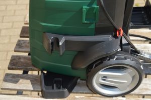 Bosch-Aquatak-130-Hochdruckreiniger-Nahansicht-rechte-Seite-Duesen-und-Halterung-fuer-Reinigungsmitteltank-