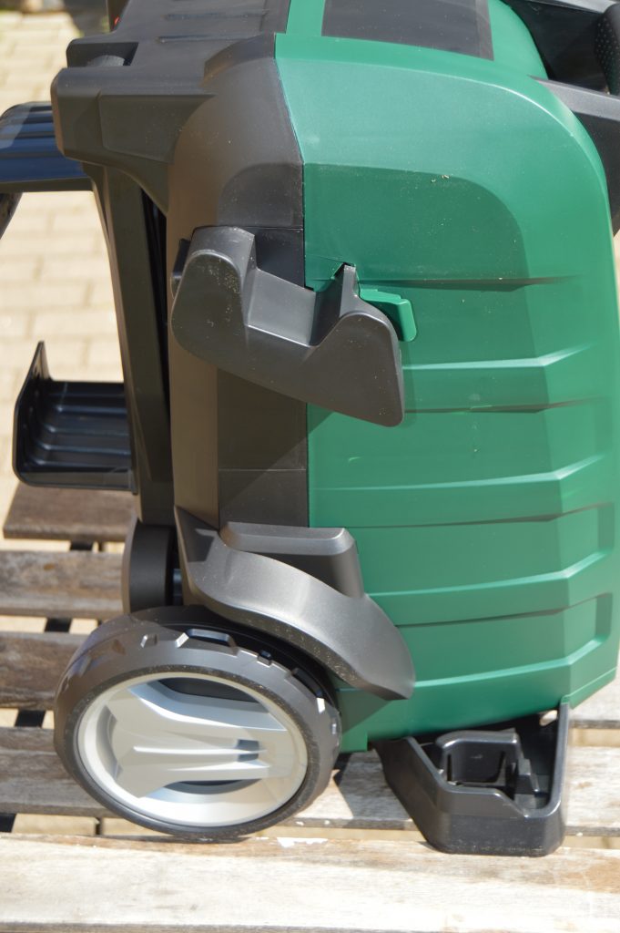 Bosch Aquatak 130 Hochdruckreiniger von der linken Seite