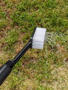 Bürste des Black + Decker BXPW 1600PE Hochdruckreinigers im Einsatz